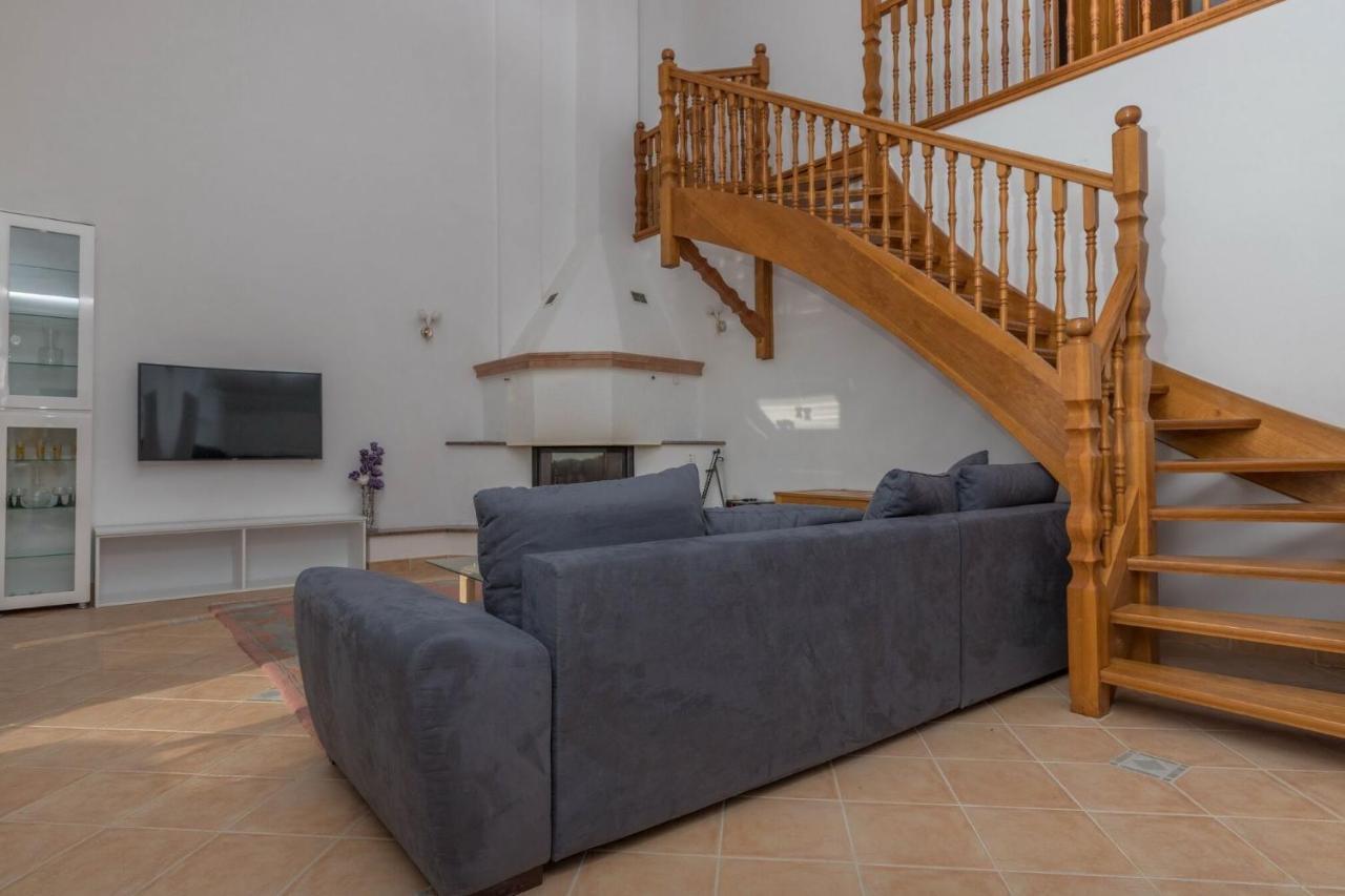 Apartament Sani *